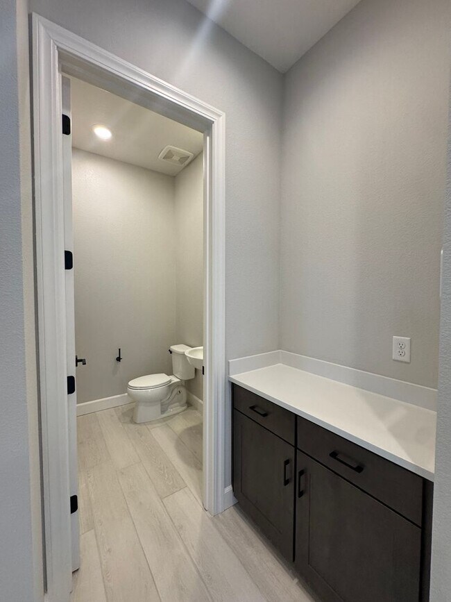 Building Photo - 1521 Golf Club Dr