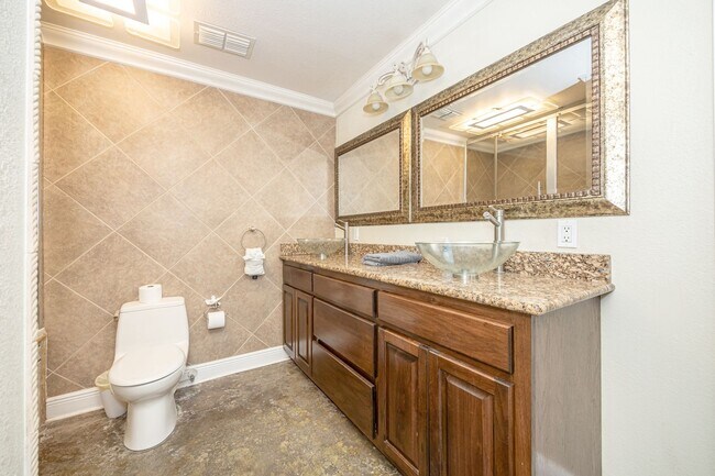 Building Photo - 3 Bedroom 2 Bath Back Bay Luxury Rental Home