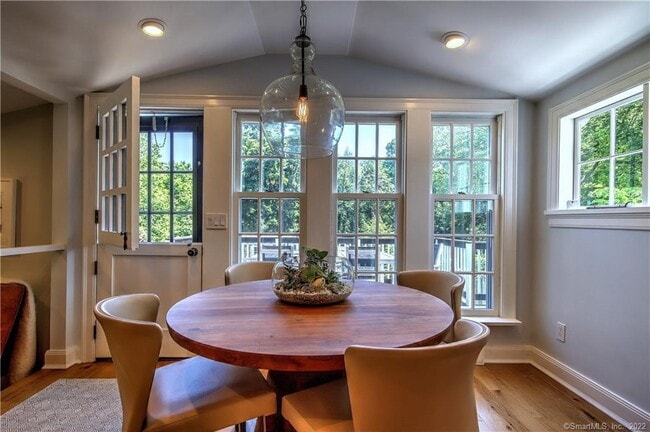 Building Photo - 96 Kings Hwy N