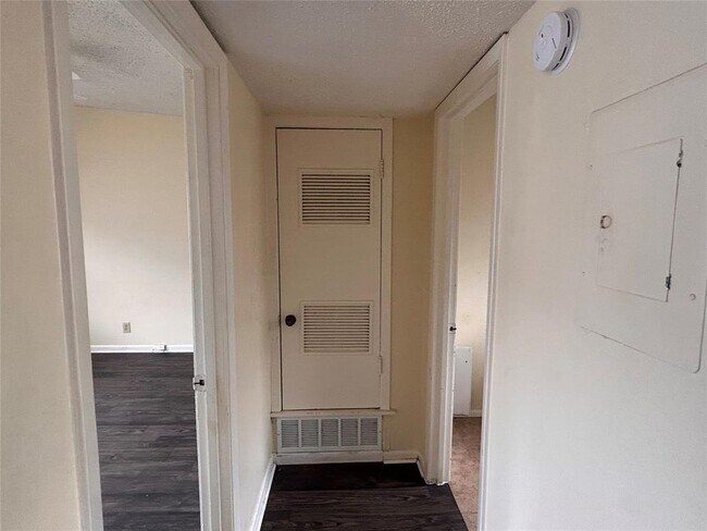 Building Photo - 2408 Longview St