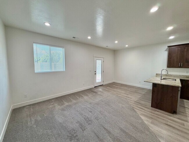 Building Photo - 428 1625 N