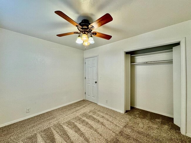 Building Photo - 2200 W Rockypoint Dr