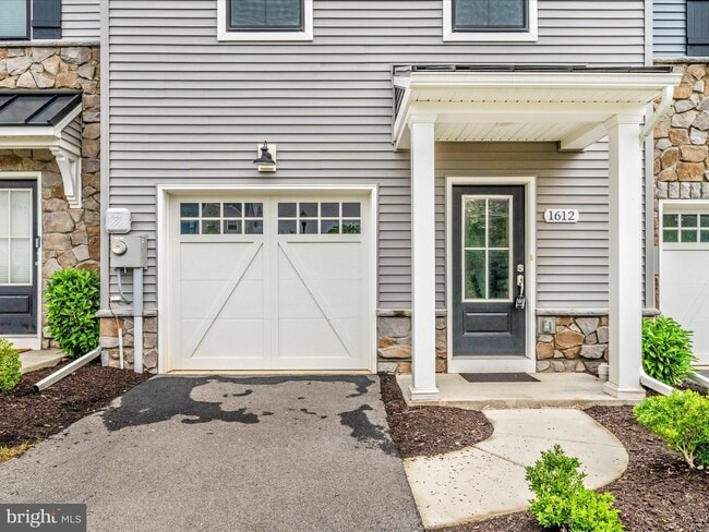 Building Photo - THREE LEVEL TOWN HOUSE IN KELLERTON
