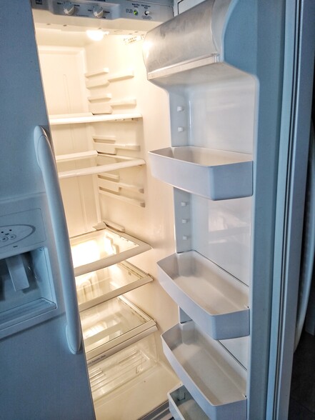 Refrigirator - 220 Oak Knoll Ct