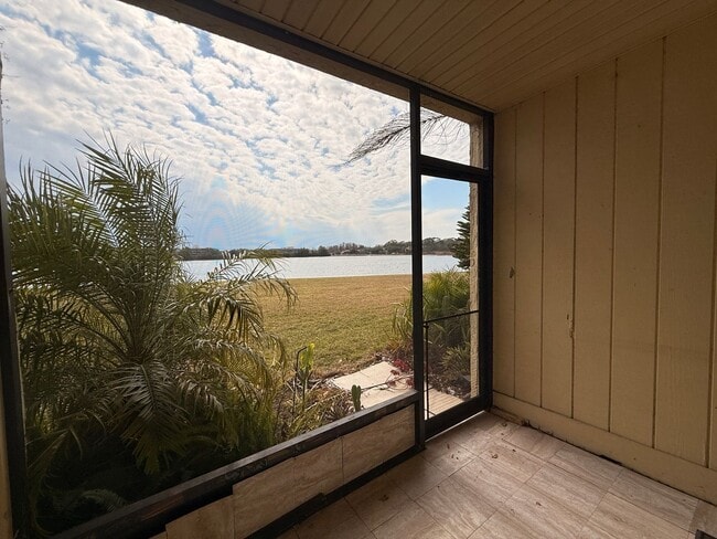 Building Photo - 2/2 Condo with Lake Views