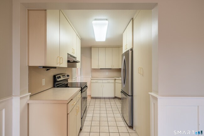 Building Photo - 185 Melba St