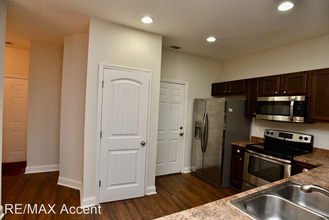 Building Photo - 3 br, 2.5 bath House - 325 Canyon Oak Loop