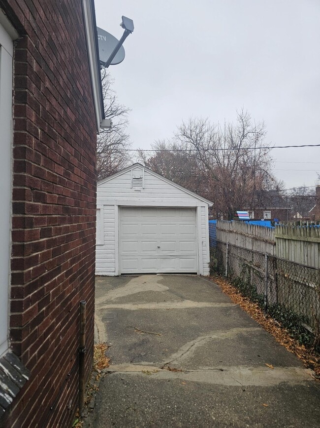 Building Photo - 5766 Bluehill St