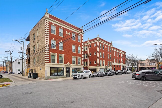 Building Photo - Vintage, Spacious 1-Bed in the Heart of Fo...