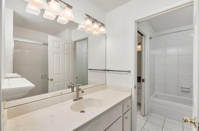 Building Photo - 709 Woodside Ln E