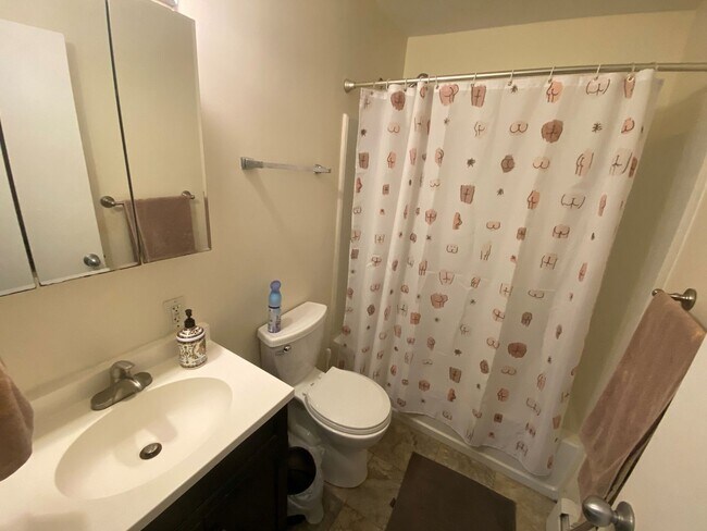 Building Photo - HOT MISSION HILL 4 BED!!