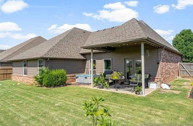 Building Photo - 4 Bed 2 Bath, 3 Car Garage