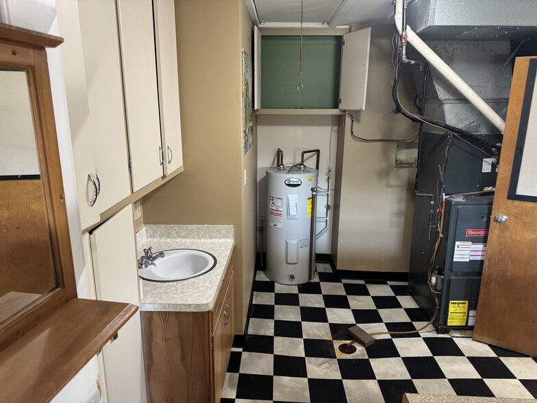 Laundry room - 2009 Durand Ave