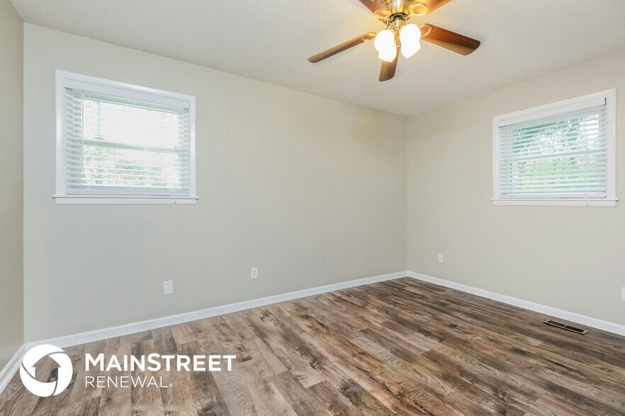 Building Photo - 4501 Oak Dr