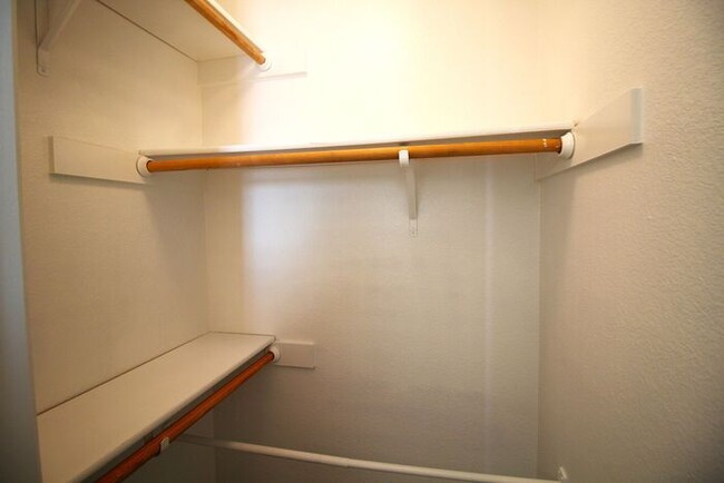 Building Photo - Discover comfort and convenience in this w...