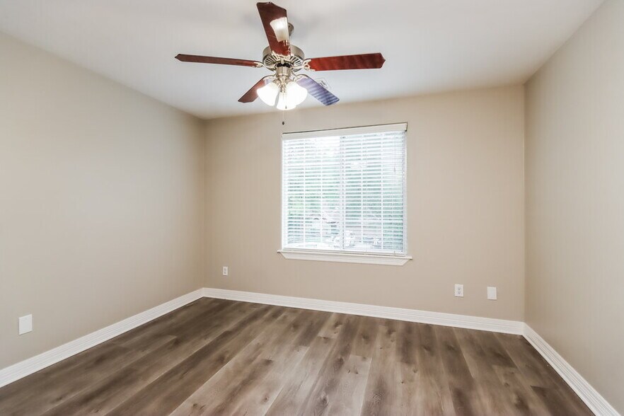 Building Photo - 409 Robinwood Dr