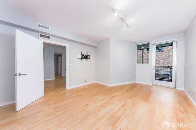 Building Photo - 69 Clementina St