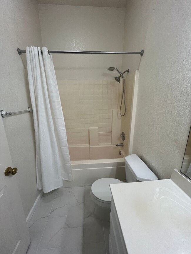Building Photo - Beautiful Clean 3 Bedroom 2 Bath 1451 Sqft...