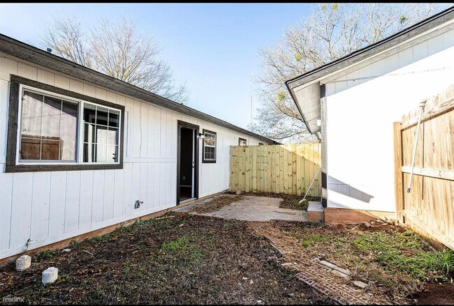 Building Photo - 4900 E Stassney Ln