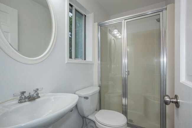 Building Photo - 12 N Ridge Rd