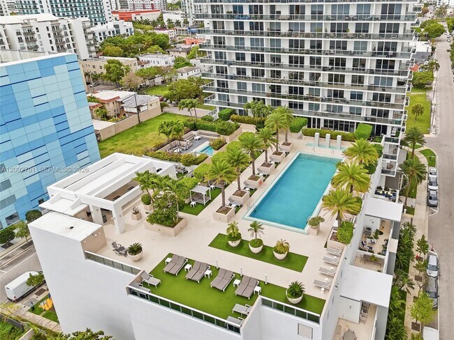 Building Photo - 600 NE 27th St