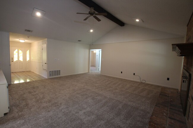 Building Photo - Oversized 4 bedroom 3 bath rental in Tyler...