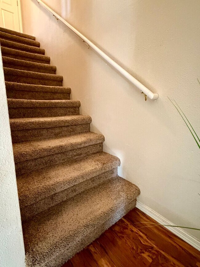 Building Photo - 2 Bedroom Townhouse with Carport