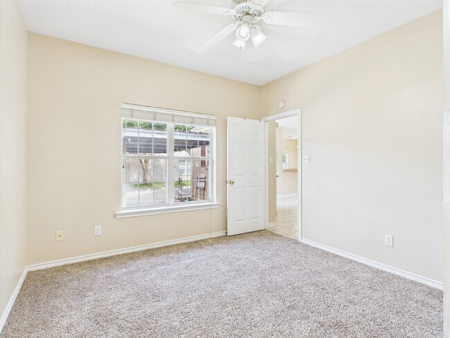Building Photo - 612 Townplace Dr