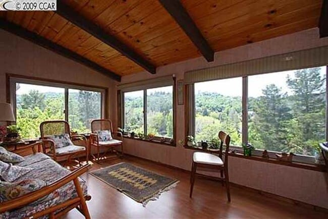 Building Photo - Incredible Home in the Hills