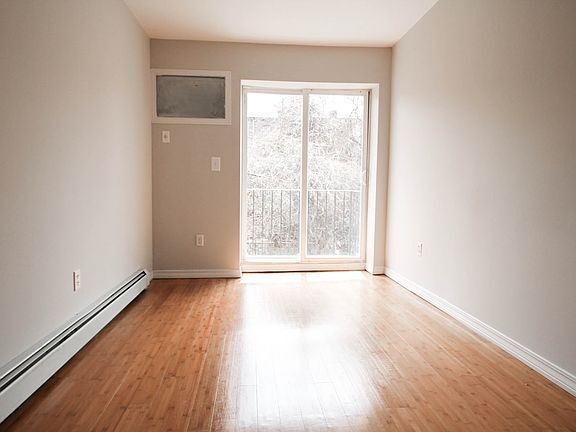 Building Photo - "Spacious 3-Bedroom Gem with 2 Full Baths ...