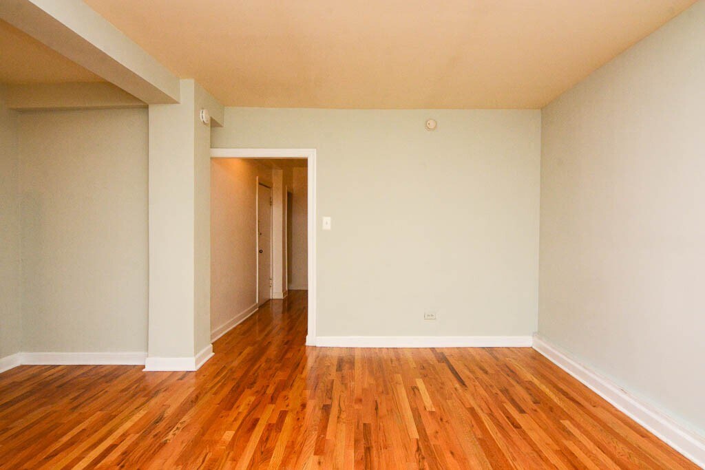 Building Photo - 1352 N Dearborn St