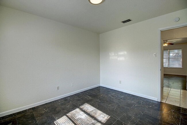 Building Photo - 2202 Saxony Dr