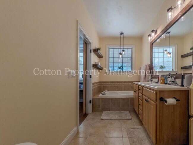 Building Photo - 102 Blossom Cir