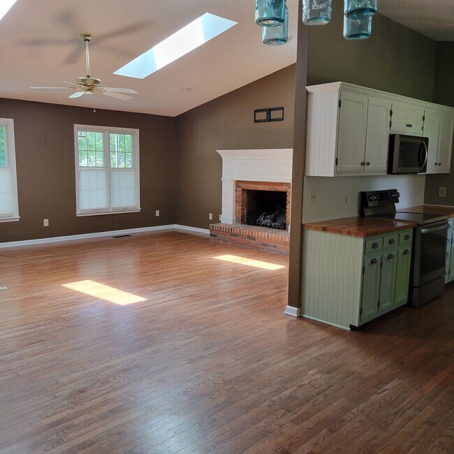 Building Photo - 110 Hilton Ln