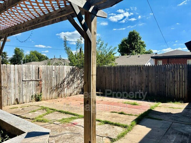 Building Photo - 2027 1/2 NW 33rd St