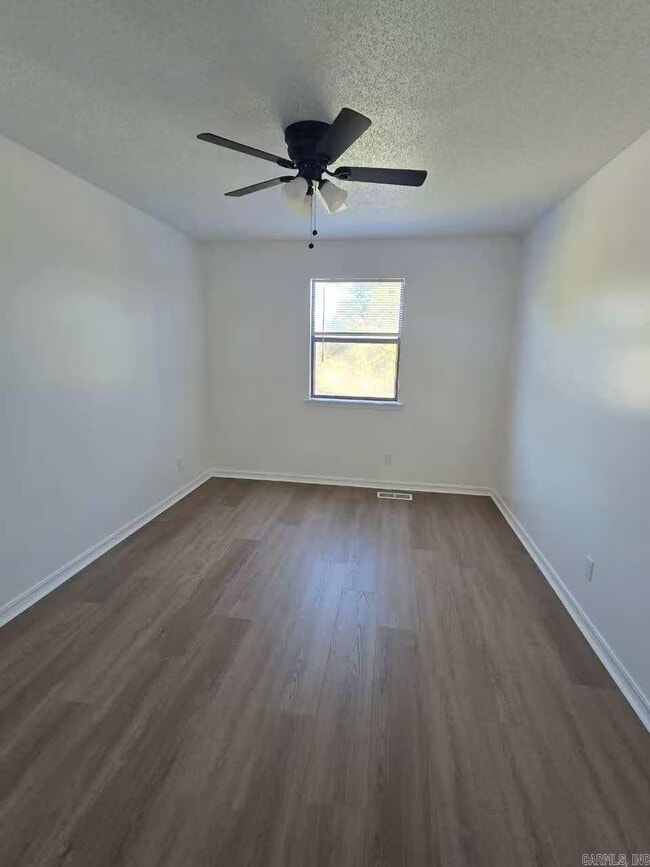 Building Photo - 3 Forest Maple Ct