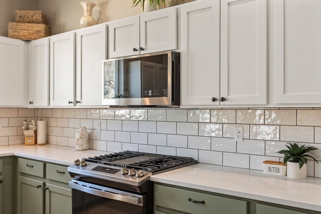 Building Photo - Spacious 4-Bedroom Home with Private Backy...