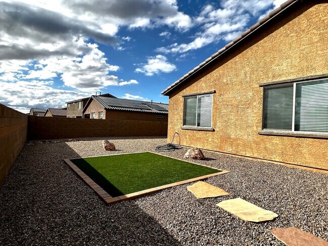 Building Photo - 4 Bedroom Home with 3-Car Garage in Gladde...