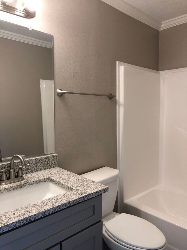 Building Photo - 109 Varsity Dr