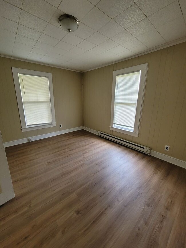 Building Photo - Cute 2 BR House