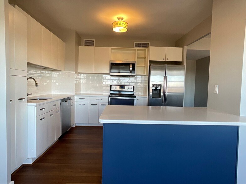 kitchen - 333 W Meyer Blvd