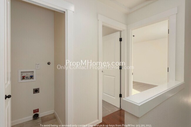 Building Photo - Trendy Updated SE Portland Bungalow with Balcony!