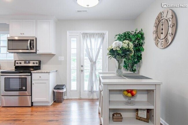 Building Photo - Charming Christiansburg Home