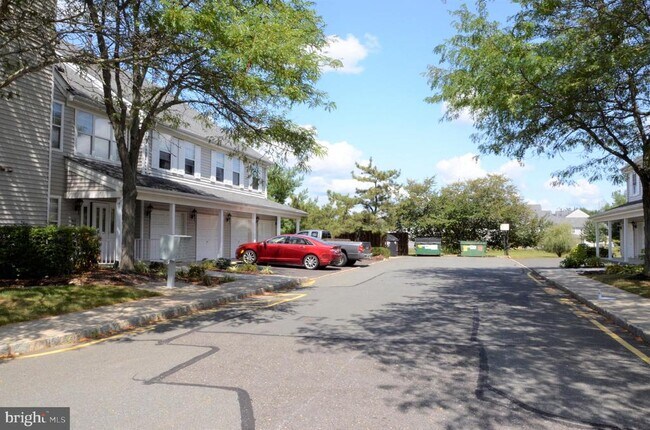 Building Photo - 818 Roundtree Pl