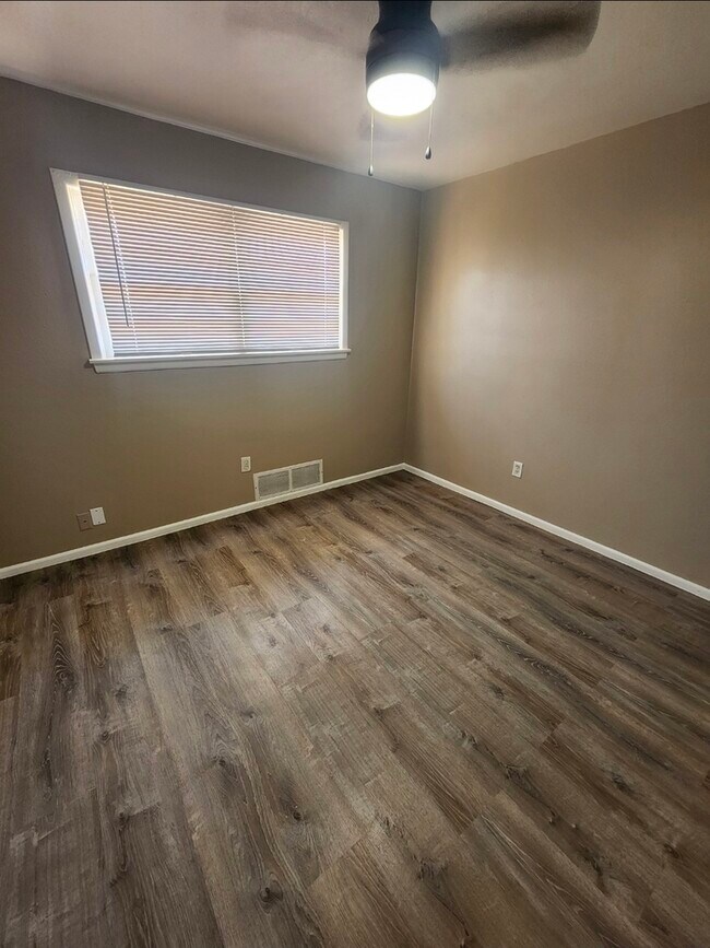 Building Photo - 3 bed 2 bath home with 1 car garage