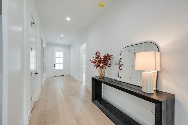 Building Photo - 5710 Vanderbilt Ave