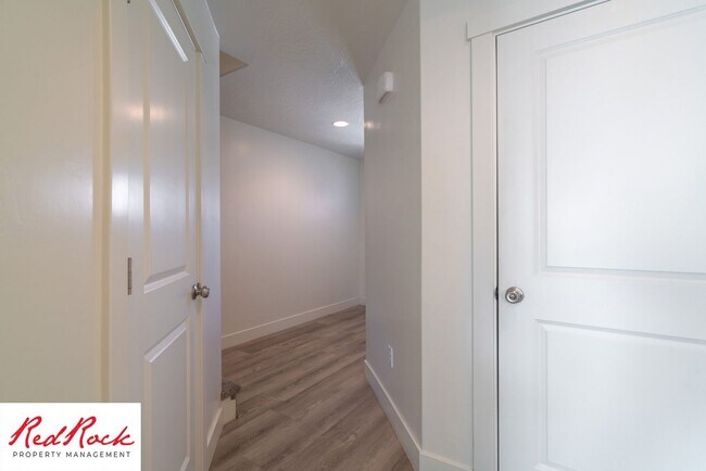 Building Photo - 4 Bed/2.5 Bath Townhome in Desert Bluff!