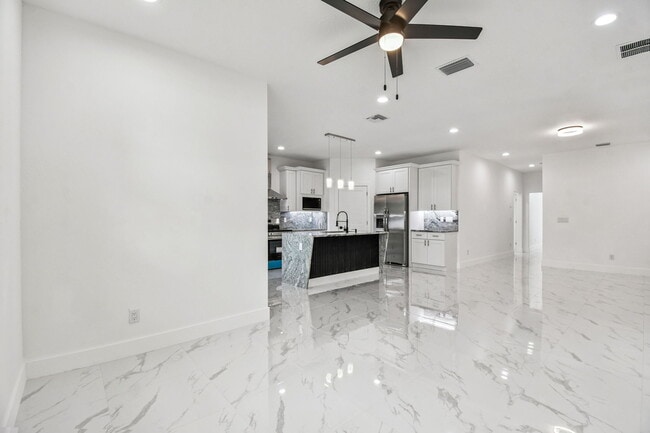 Building Photo - 1403 W 9th St