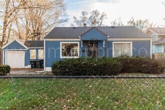 Building Photo - Spacious 3 Bedroom / 2 Bathroom Home | Fon...