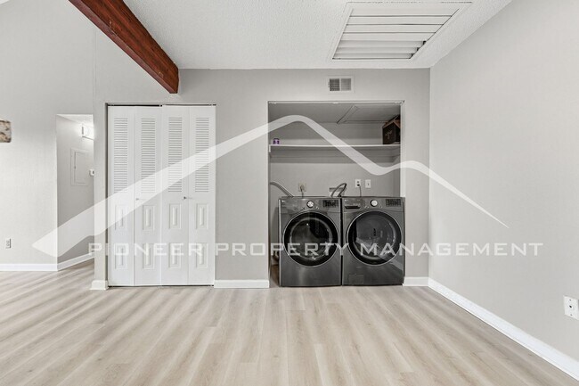 Building Photo - Great Condo with Central AC and Community Pool